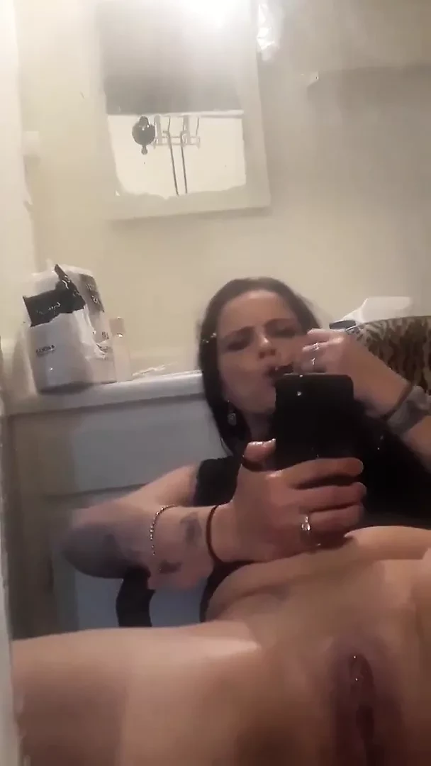 Crystal bükülmüş dışarı ve oynama ile ona kedi