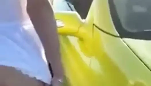 Sarı arabalı genç bayan