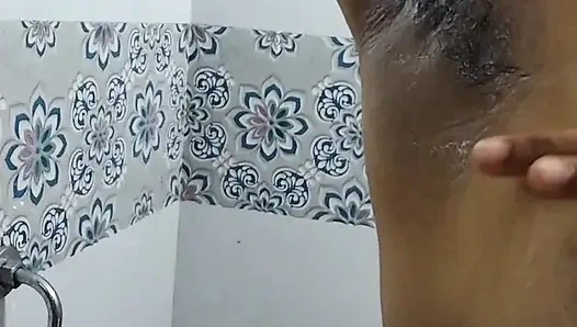 Deepa Sharma yatak odasında duş alıyor ve mastürbasyon yapıyor