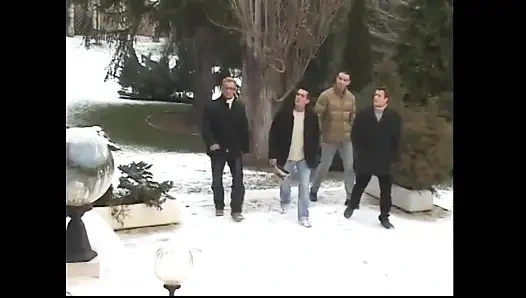 İki harika seksi kışkırtıcı orta yaşlı seksi kadın mükemmel ayaklarıyla seni cennete çıkarıyor