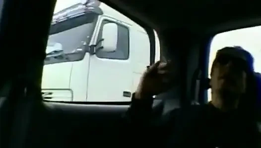 Büyük memeli orta yaşlı seksi sürtük götünde iki yarağı seviyor