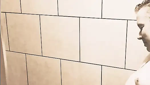 Ateşli orta yaşlı seksi kadınla seksi duş sikişi