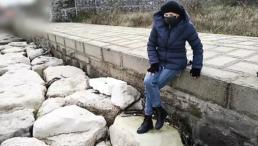 Şantiye yakınında tam giyimli bağdaş kurup orgazm