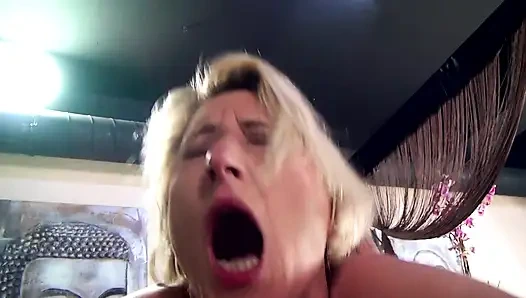 Dolgun vajina sadece erotik masajlar yapar