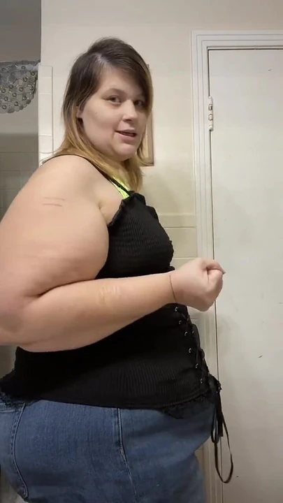 Сексуальная милфа-толстушка танцует