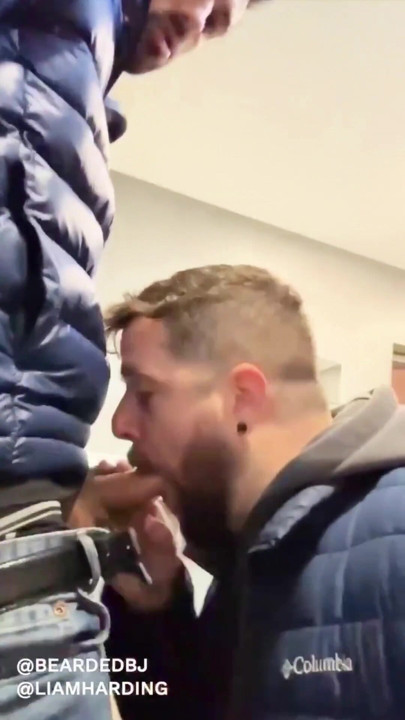 Büyük yaraklı ateşli baba umumi banyoda seksi ayı tarafından emiliyor | Klip 1