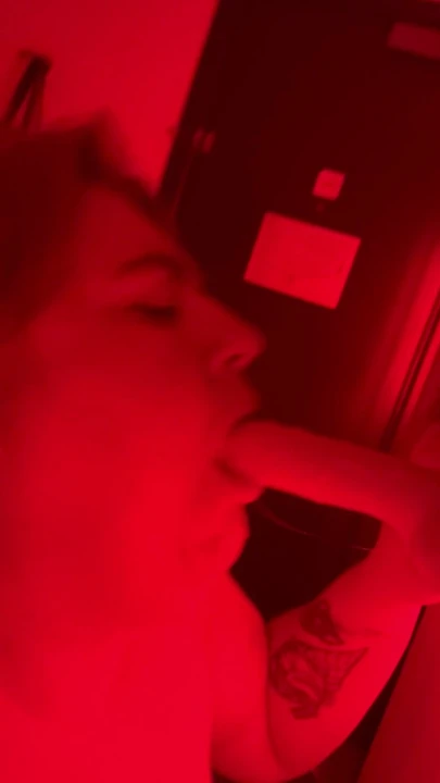 Dağınık dildo gırtlağına kadar alıyor