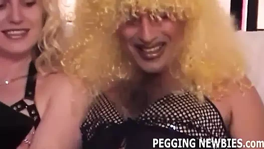 Yanaklarını aç ve strapon'um için hazırlan