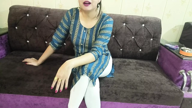 Tharki Aurat Makan Malkin Ne apne kirayedar ko chodne ka training deti hai