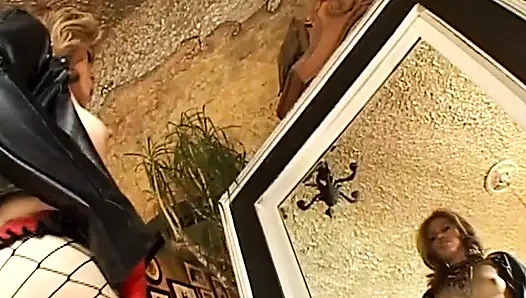 Fetiş orta yaşlı seksi kadın sert sikiş: iç çamaşırı ve yüksek topuklu ayakkabılar ve sürtük ıslak amında çok sert bir yarak