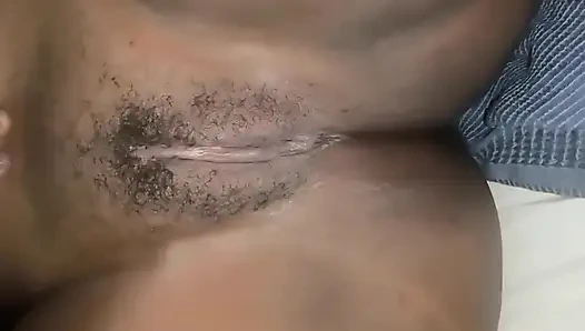 Amcığıyla oynuyor