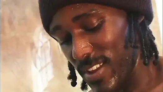 Büyük memeli ponpon kız büyük siyah yarak üzerinde