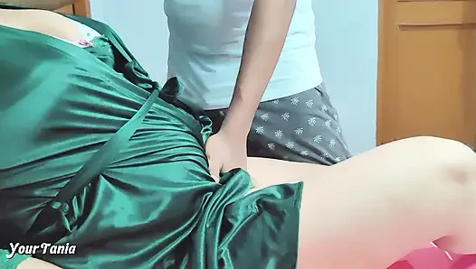Tania yenge mastürbasyon yaparken yakalandı ve devar sert sikişiyor