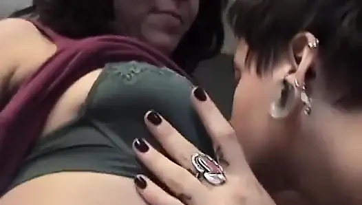 Jezebel ve Isabell edepsizce eğleniyor