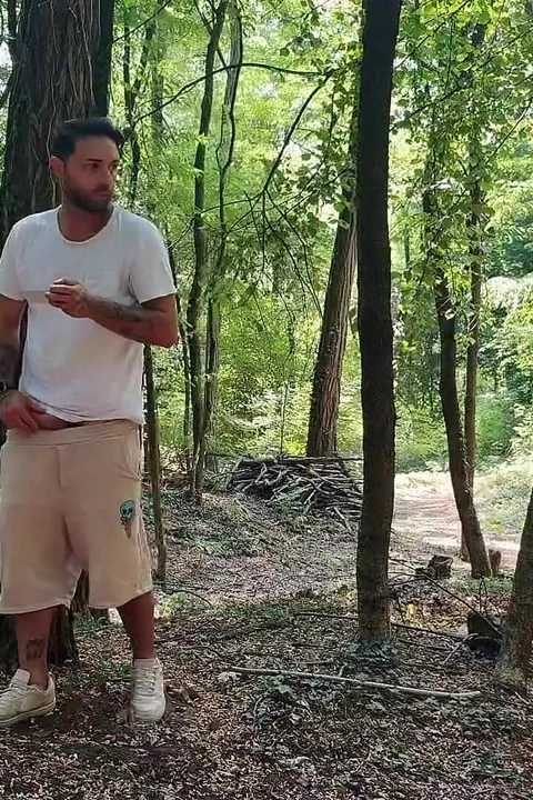 Îi iau virginitatea unui băiat tocilar care a promis că mă va ajuta în pădure!