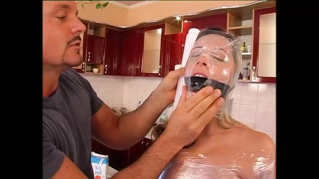 Güzel ev hanımı orta yaşlı seksi kadın bağlı, ağzı tıkalı ve onu boşaltan büyük bir yarakla sikiliyor