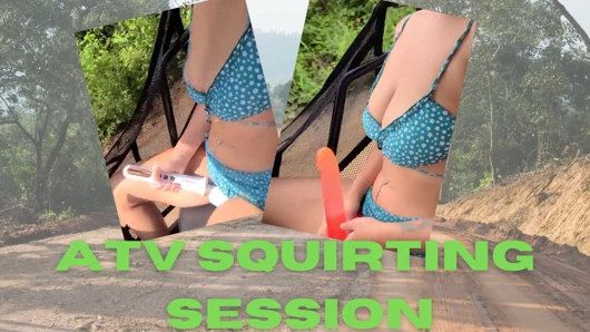 Azgın öğretmen açık havada vibratör ve dildo kullanarak UTV'de sert fışkırtıyor