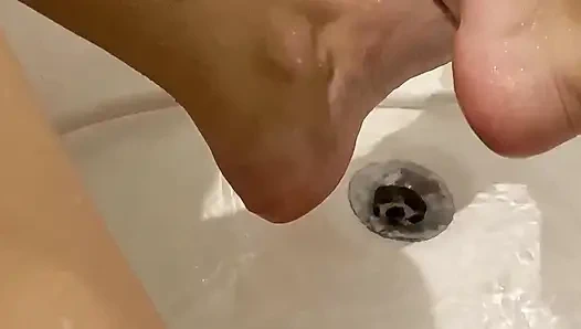 Kendini parmaklarla sikiyor. Fışkırtma zamanı