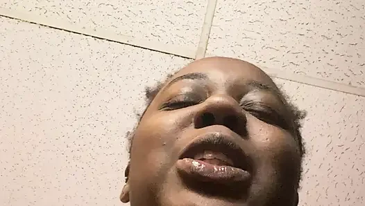 Popüler eski youtuber ve makyaj sanatçısı şimdi güzellik gurusu