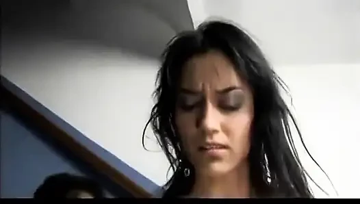 Dövmeli ve deri etekli kötü kız amını garajda siktiriyor