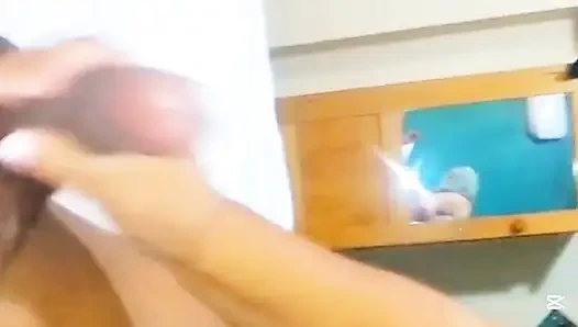 Olgun, büyük götlü orta yaşlı seksi kadının amında salatalık ve dildo