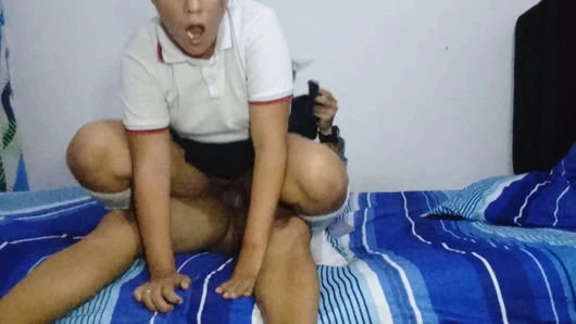 Cep telefonunu geri vermesi karşılığında üvey kızımı sikiyorum, bugünlerde genç bir kızı becermek ne kadar kolay!