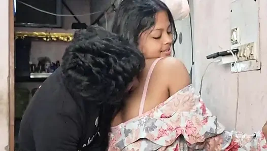 Desi gawri nibba ateşli ve seksi modern yıldız Sudeepa'yı karısı olarak alıyor (Hintçe ses kaydı)