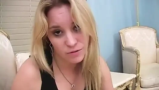 Ateşli hatun tatlı bacaklarıyla büyük bir yarağı azdırıyor