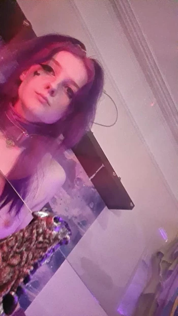 Фиолетовая мисс обожает показывать свое миниатюрное тело