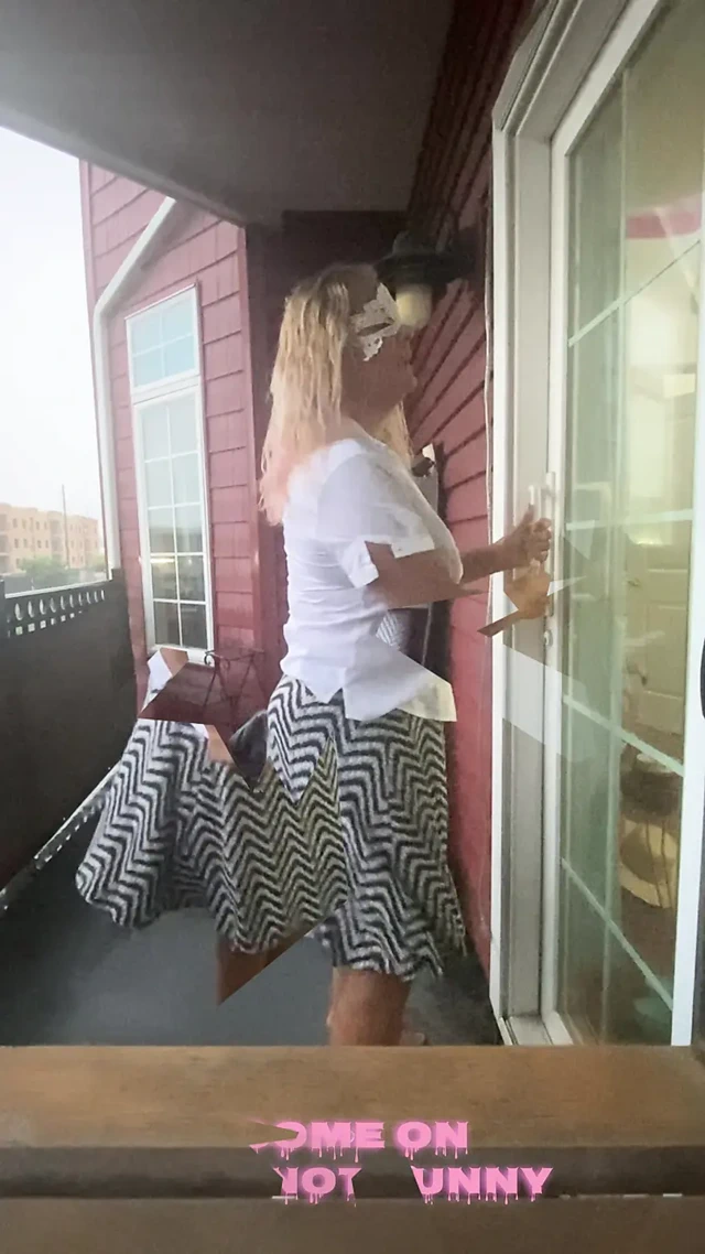 Yağmurda dışarıda kilitli