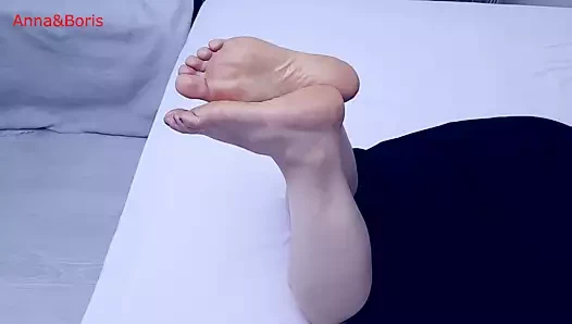 Anna ayak tabanlarını gösterir. ayak tabanlarına boşalmak istermisin