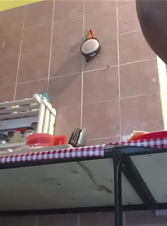 Tombul iri güzel üvey anne mutfakta göğüslerini ve kıllı amcığını gösteriyor