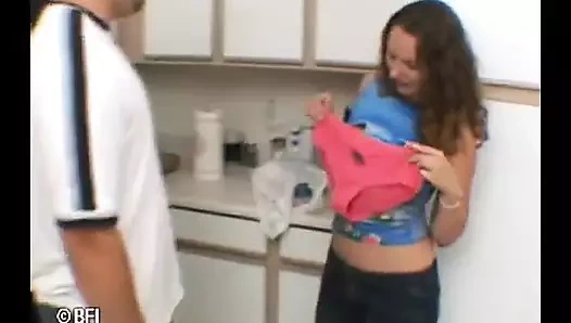 Pembe külotlu büyük götlü esmer sikiliyor