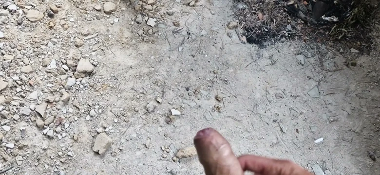 Terk edilmiş bir fabrikada genç bir sikici babasıyla tanıştı ve gelene kadar deliklerini sert sikti