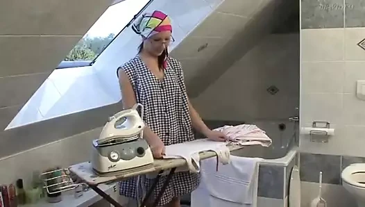 İç çamaşırlı olgun orta yaşlı seksi kadın amını orgazmların hissedildiği banyoda sikiyor