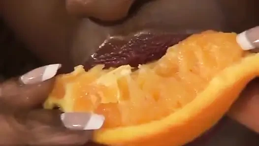 Adam zenci kızın bacaklarını açıyor ve amını yalıyor ve sonra sikişiyor