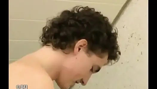 2 üvey anne onları genç seviyor