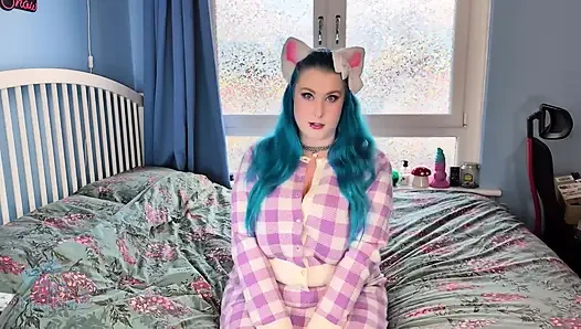 Kitty'nin göğüsleriyle oynuyor - solo kız