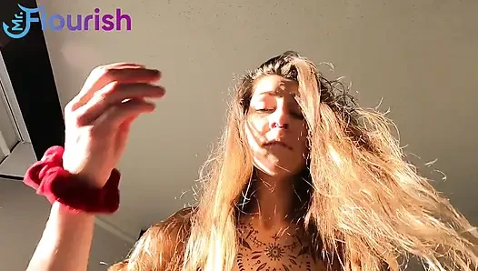 Petitte esmer Rossella ve Bay Flourish öğleden sonra bakış açısıyla eğleniyor