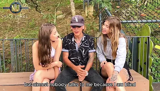 Parkta Ateşli Genç Sarışın Küçük Kızlar Kör Bir Adamla Yatıyor