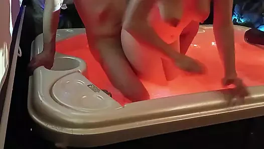 Kız arkadaşımı jakuzide yaramaz Aleya Sun ile aldatıyor