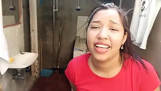 Kocası benim için kapıyı açık bıraktı ve bana söyledi... Yatakta yalnız, uyanmadan önce onu götten sik! Onun içine girdim