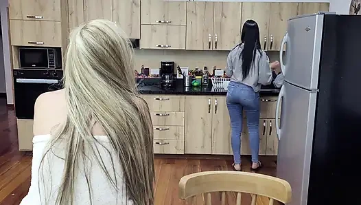 Ekstra para için patronun amını yalıyor