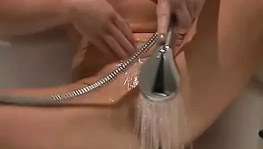 Ateşli esmer Alman sürtük ateşli şaplak atıldıktan sonra acıdan inliyor