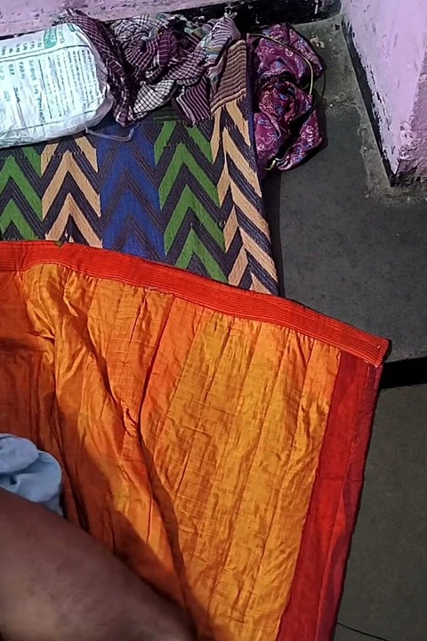 Üvey kız kardeşimin erkek arkadaşının yarağını sertleştirmek ve beni sikmek için dokunuyorum
