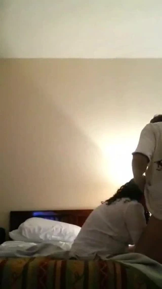 COGIDA EN EL HOTEL ( EL MARIDO TRABAJANDO )