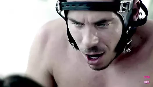 Zevkle çığlık atana kadar sert uzunluğunu sektirmek istiyor