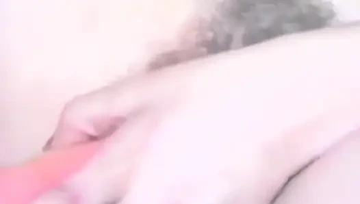 Грязная блондинка трахает ее киску двумя дилдо