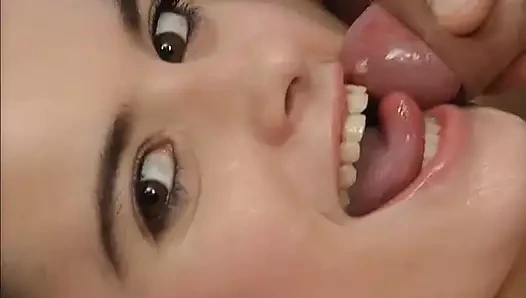 At kuyruklu ekstra sevimli genç kız yüzüne ve ağzına boşalıyor