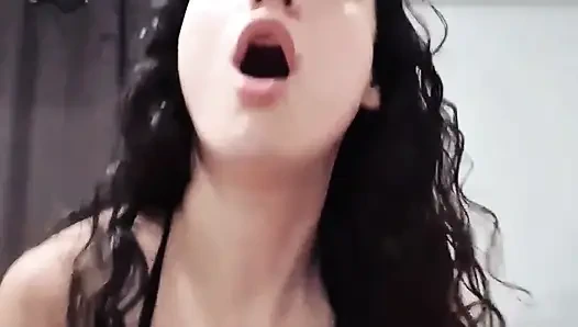 Ağzına boşalana kadar genç kızın amına sertçe vurdum!